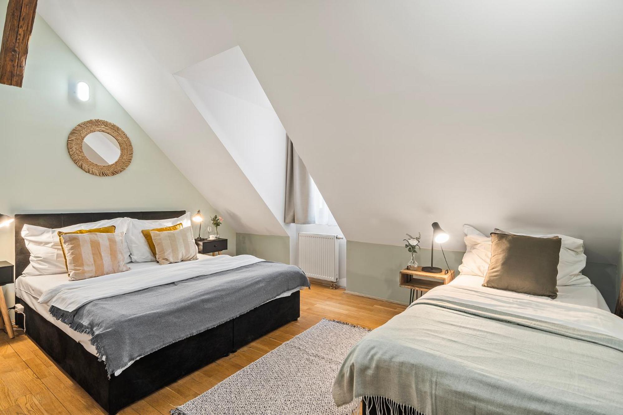Charles Bridge Historical Apts By Michal&Friends Prag Exteriör bild